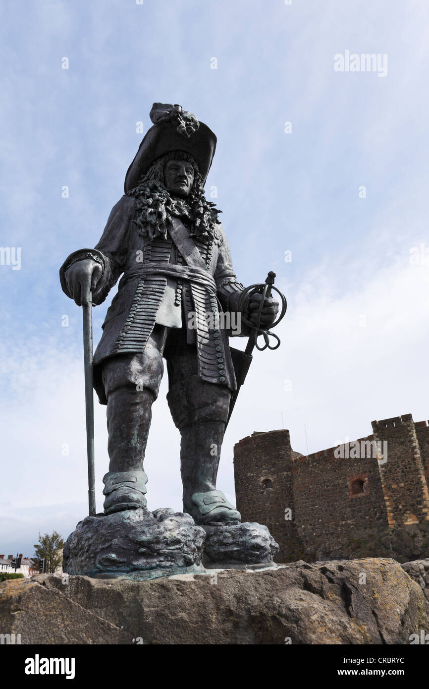 Estatua del rey Guillermo III en la memoria del 14 de junio de 1690, delante del Castillo de Carrickfergus, en el Condado de Antrim, , Reino Unido Foto de stock