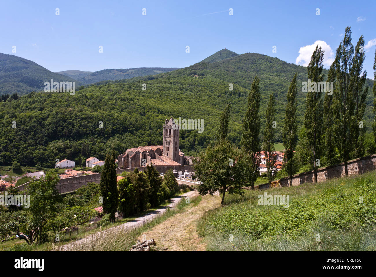 Una vista de la iglesia y del pueblo de Prats-de-Mollo-la-Preste, Languedoc-Roussillon, Francia Foto de stock