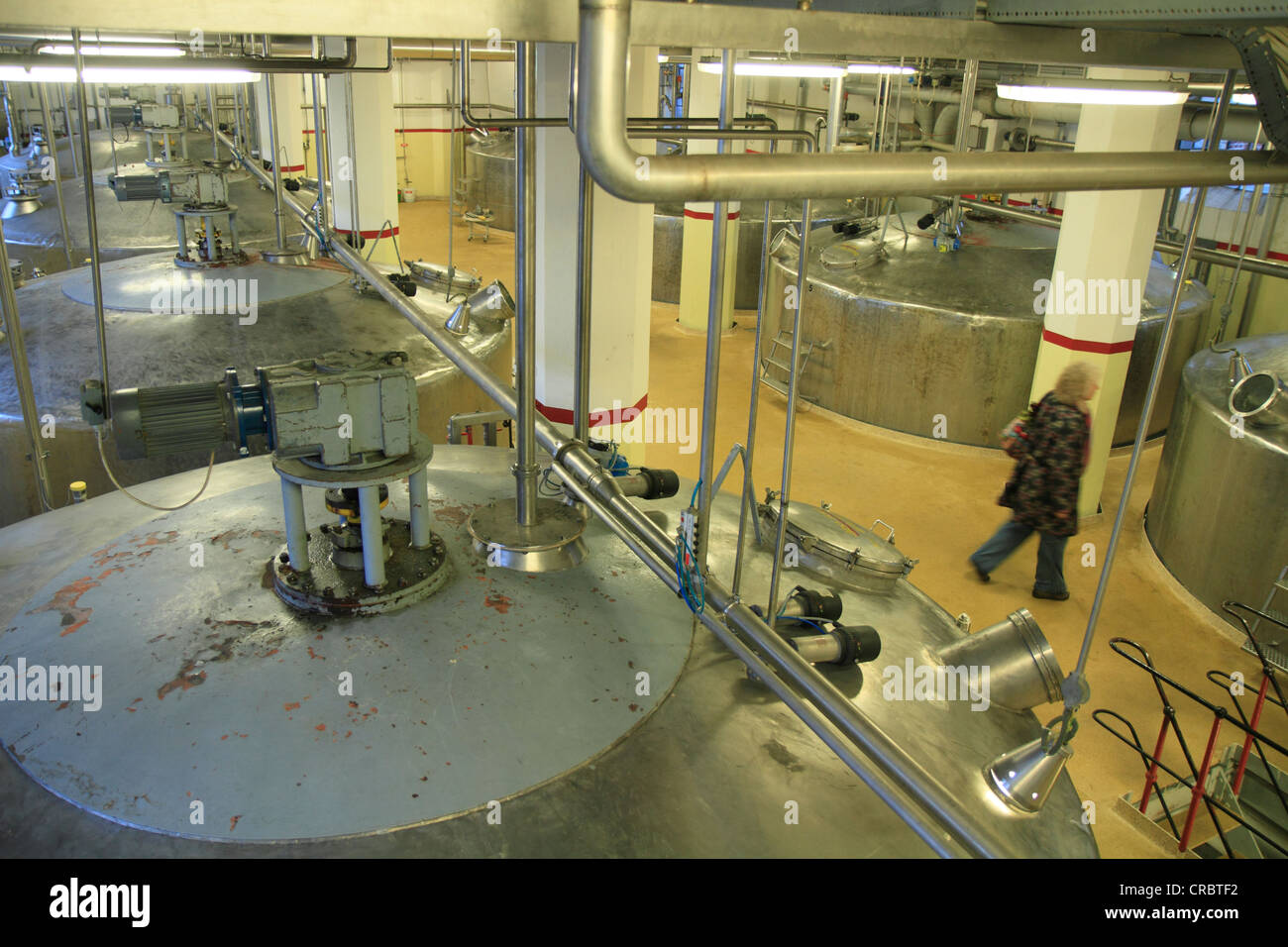 Tanques de acero inoxidable para preparar la masa durante la producción de alcohol, Aalborg Akvavit espíritus fábrica, Aalborg, en Jutlandia del Norte Foto de stock