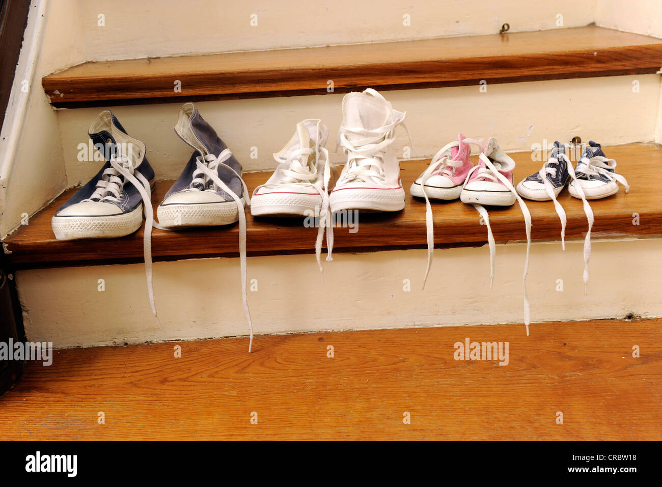 Calzado deportivo de una familia con dos niños, alineados en una escalera  Fotografía de stock - Alamy