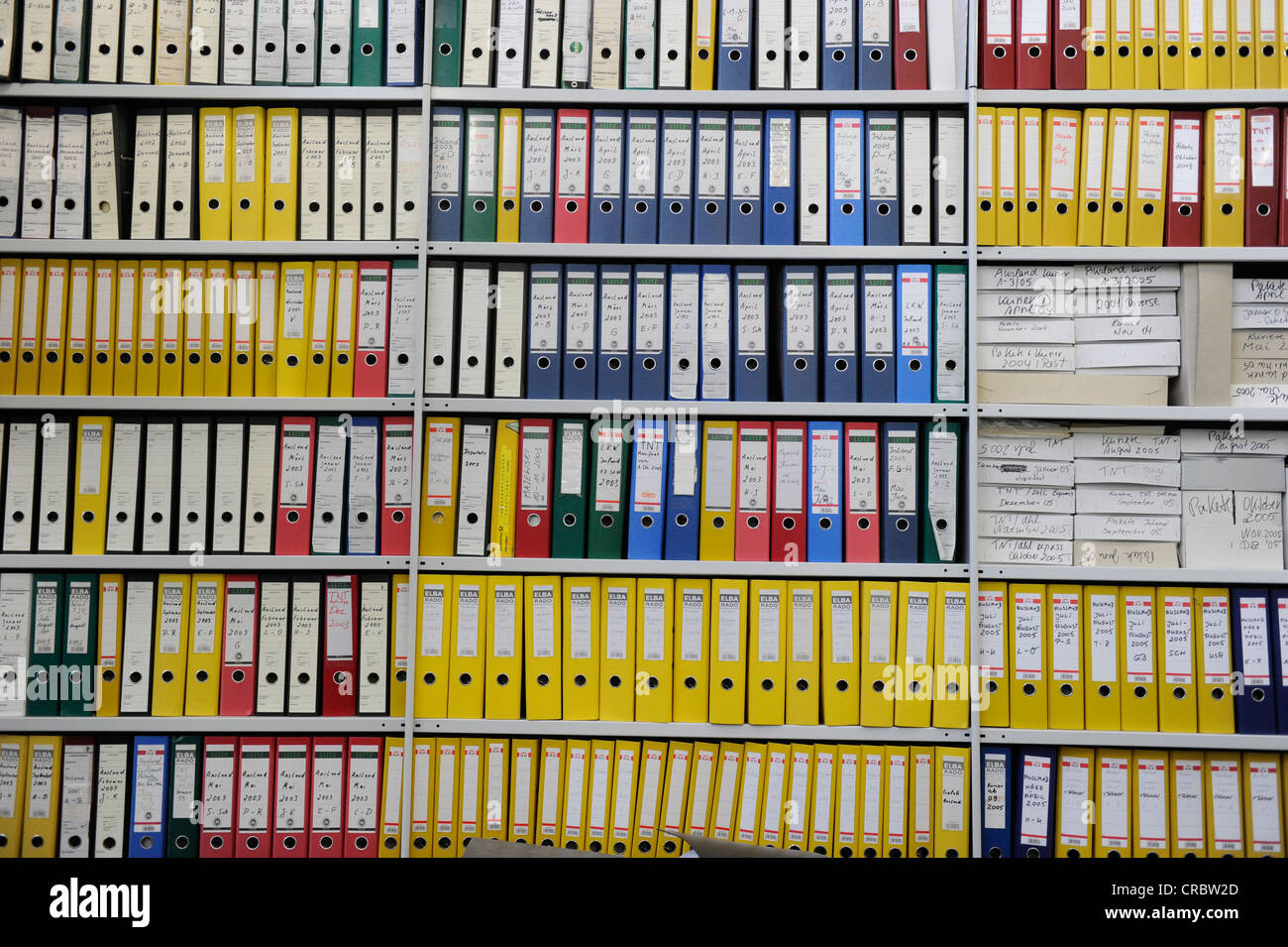 Las carpetas de archivos de color en un estante Fotografía de stock - Alamy