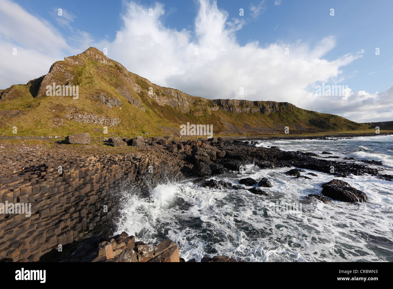 Giant's Causeway con Aird hocico de montaña, Costa Causeway, Condado de Antrim, Irlanda del Norte, Reino Unido, Europa Foto de stock