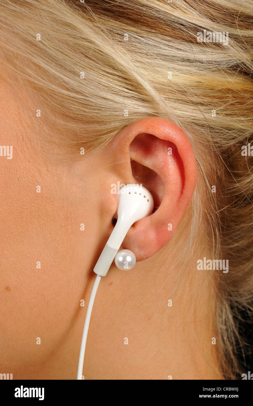 Mujer joven usando auriculares, auriculares Apple iPod, iPhone Fotografía  de stock - Alamy