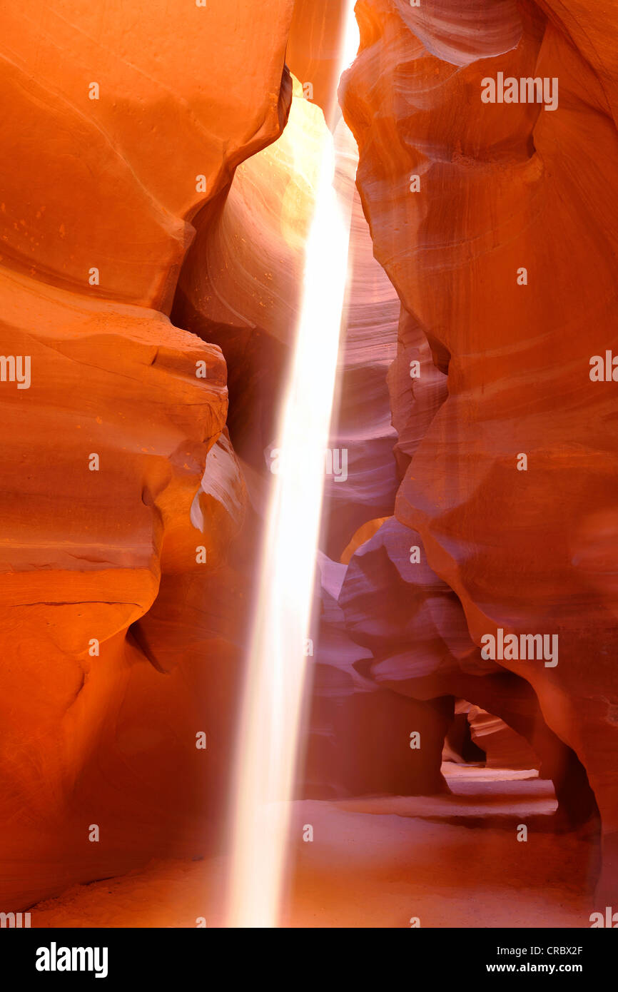 Rayo de luz, piedra arenisca roja de la formación Moenkopi, formaciones rocosas, los colores y las texturas en la parte superior de la ranura de Antelope Canyon Foto de stock