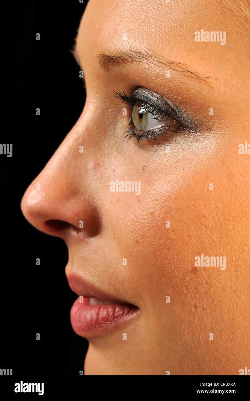 Rostros de mujer de perfil fotografías e imágenes de alta resolución - Alamy