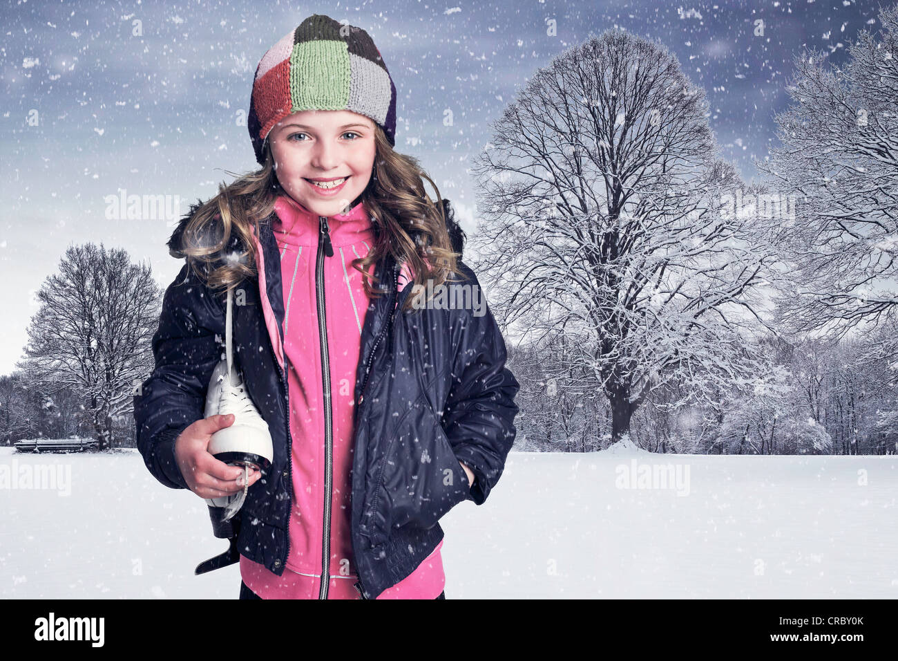 Chica llevar zapatillas de deporte en la nieve Foto de stock