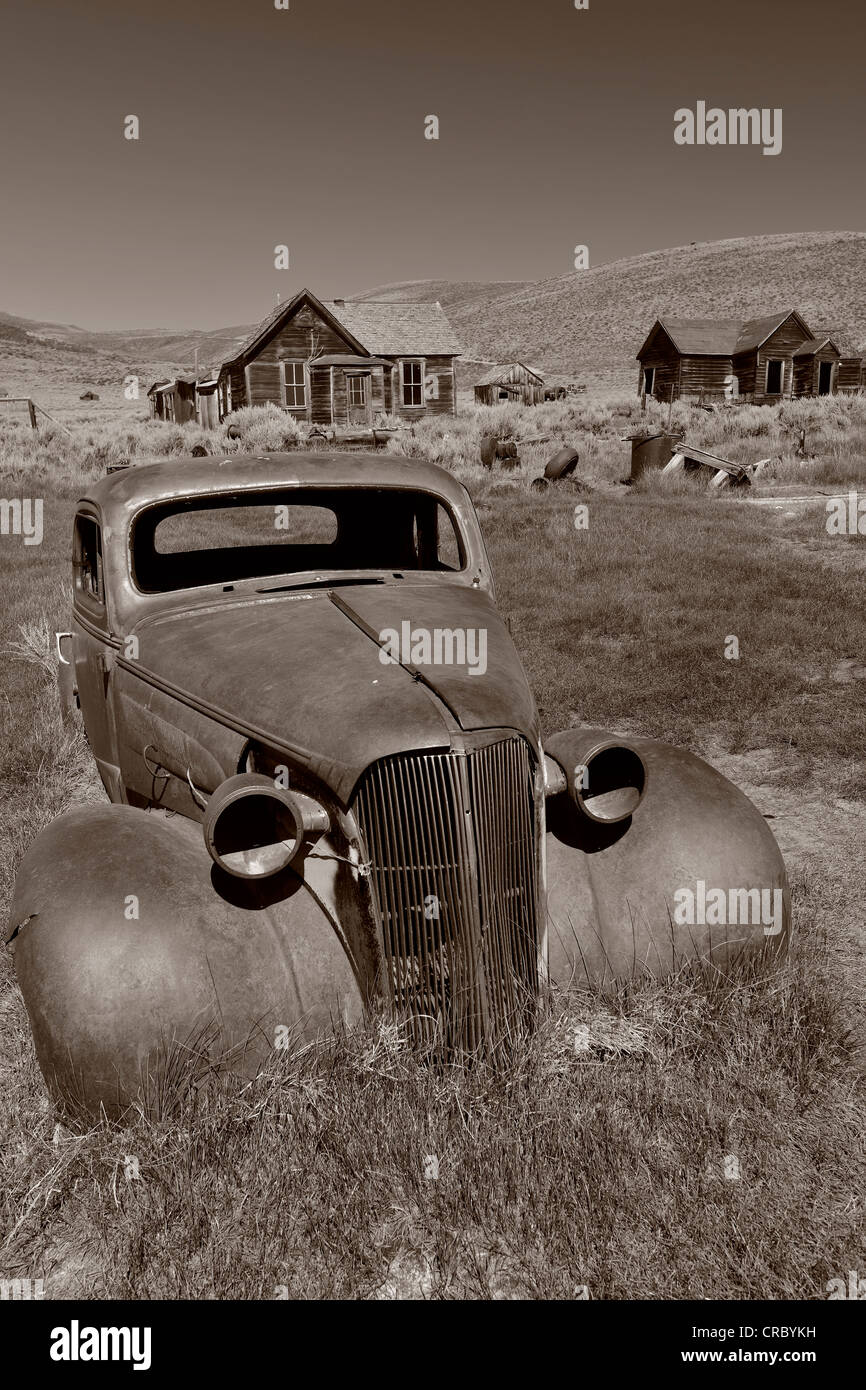 1937 Chevrolet Chevy, oxidados, ciudad fantasma de Bodie, un antiguo pueblo minero de oro, Bodie State Historic Park, California Foto de stock