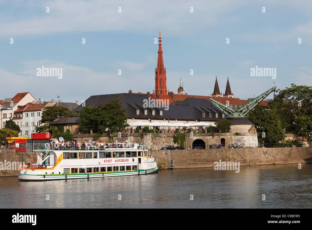 Barco en el río principal, alterar Kranen grúas, campanario de la Iglesia Marienkirche, Wuerzburg, Baja Franconia, Franconia, Baviera Foto de stock