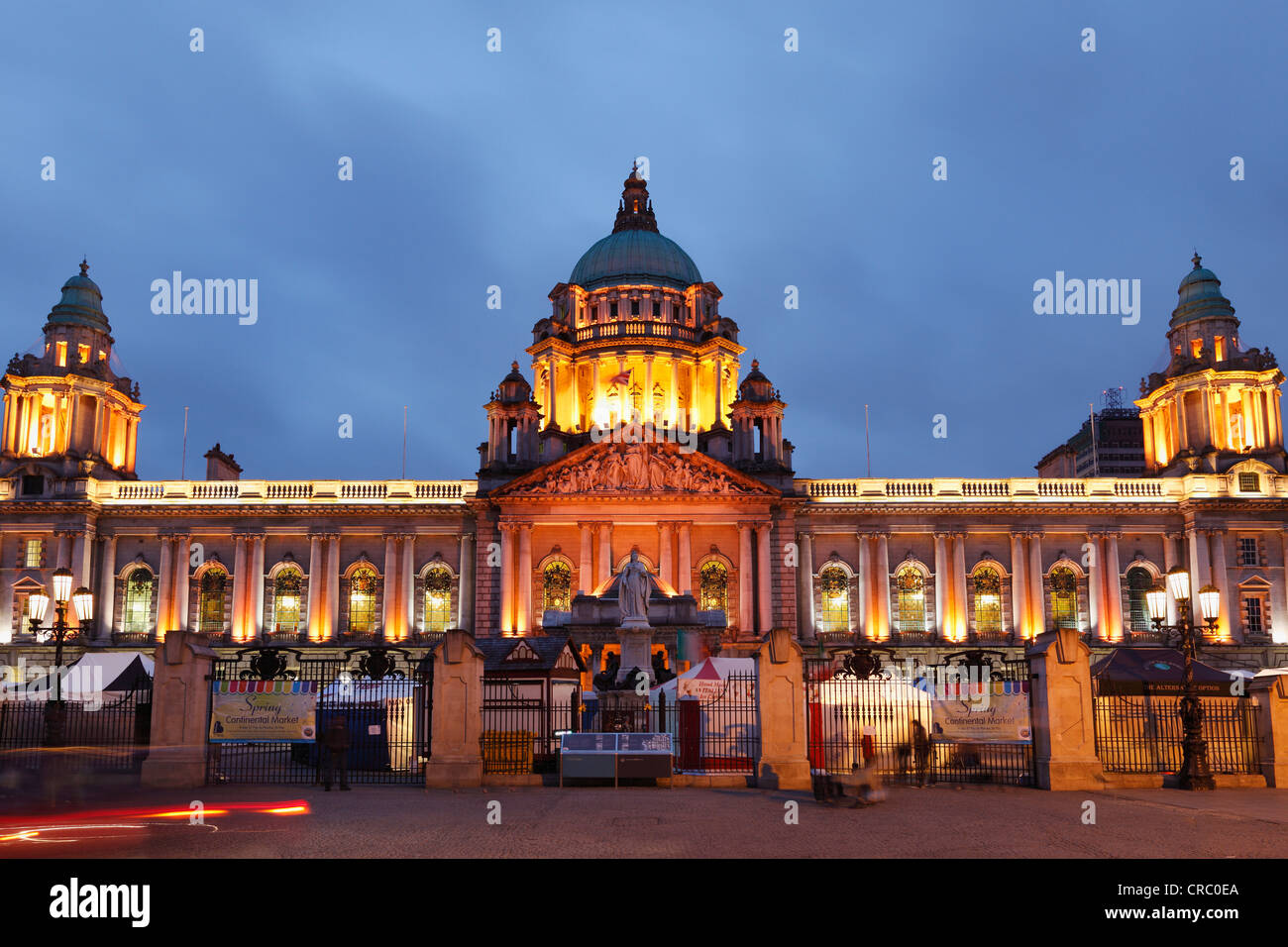 Ayuntamiento, con la estatua de la Reina Victoria, Belfast, Irlanda del Norte, Irlanda, Gran Bretaña, Europa, PublicGround Foto de stock