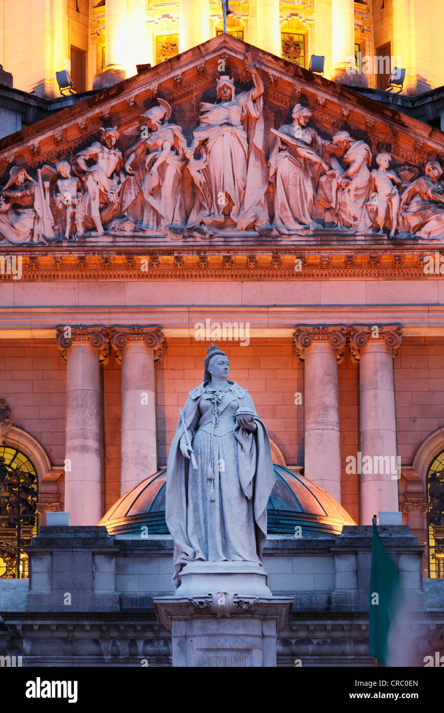 Estatua de la reina Victoria delante del Ayuntamiento, Belfast, Irlanda del Norte, Irlanda, Gran Bretaña, Europa, PublicGround Foto de stock