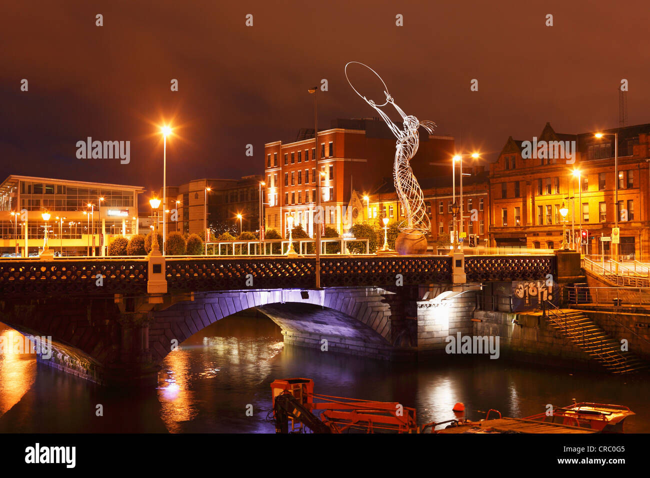 Puente la Reina a través del río Lagan, Armonía escultura, Belfast, Irlanda del Norte, Reino Unido, Europa, PublicGround Foto de stock