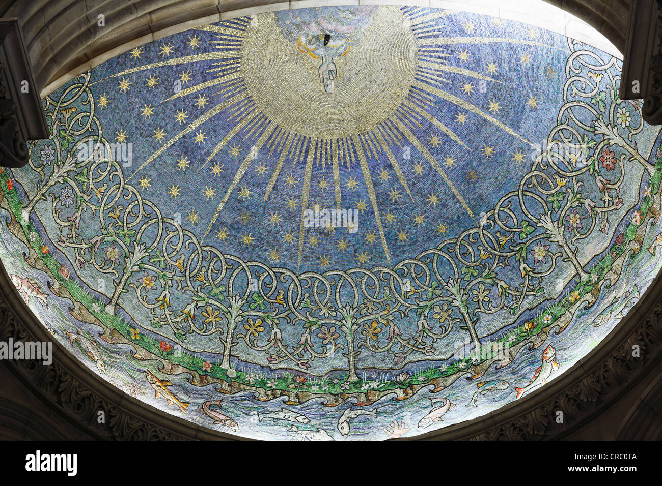 Mosaico de la creación en el baptisterio, la Catedral de Santa Ana, en Belfast, Irlanda del Norte, Irlanda, Gran Bretaña, Europa Foto de stock