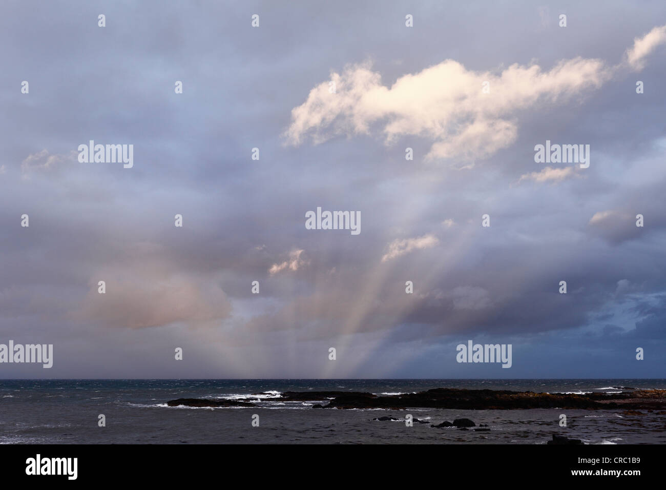 Cielo nublado nubes con rayos de sol, Donaghadee, Condado de Down, Irlanda del Norte, Irlanda, Reino Unido, Europa PublicGround Foto de stock