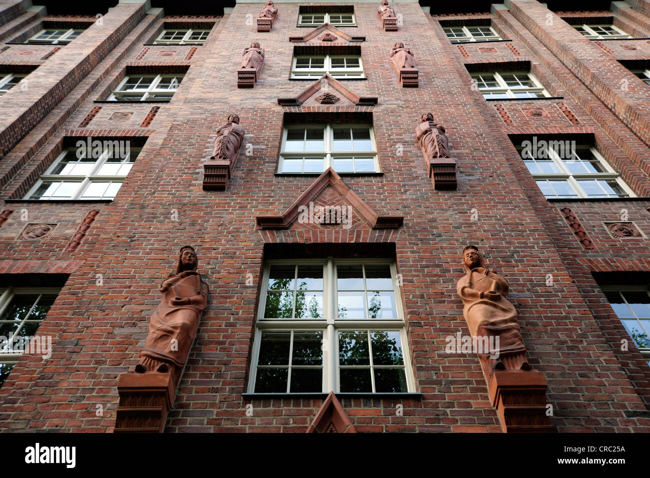 Departamento del Senado para la integración, el edificio de ladrillo, Oranienstrasse, Kreuzberg de Berlín, Alemania, Europa Foto de stock