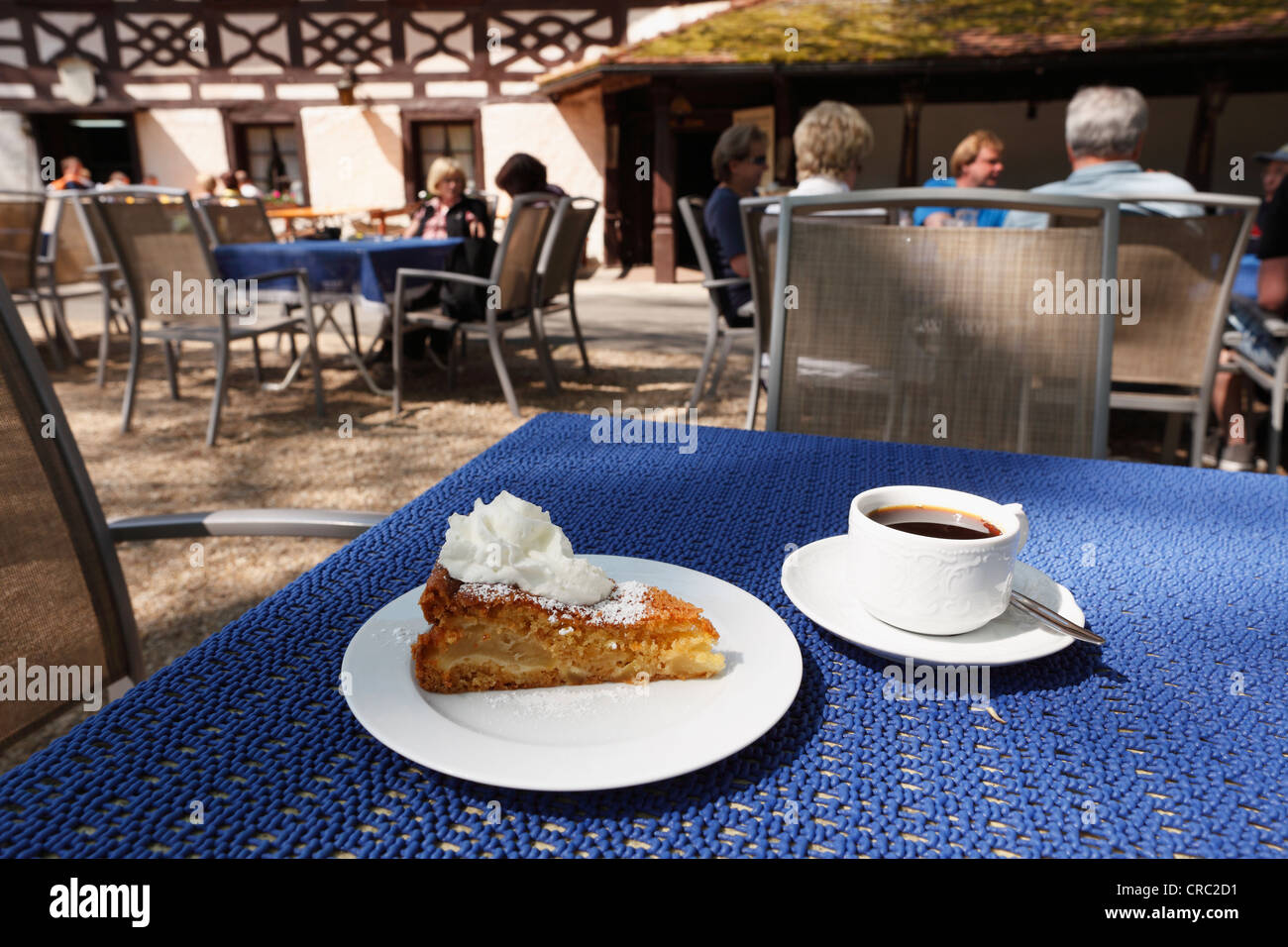 Tarta de manzana con crema batida y una taza de café, Burggaillenreuth Castillo, Ebermannstadt, poco Suiza de Franconia Superior Foto de stock