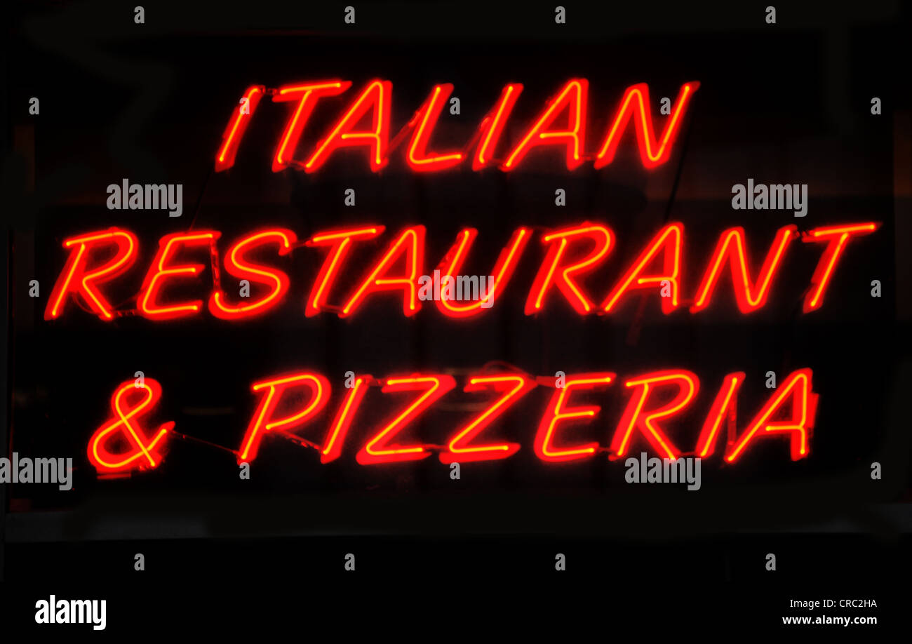 ITALIAN RESTAURANT & Pizzeria,signo de neón Foto de stock