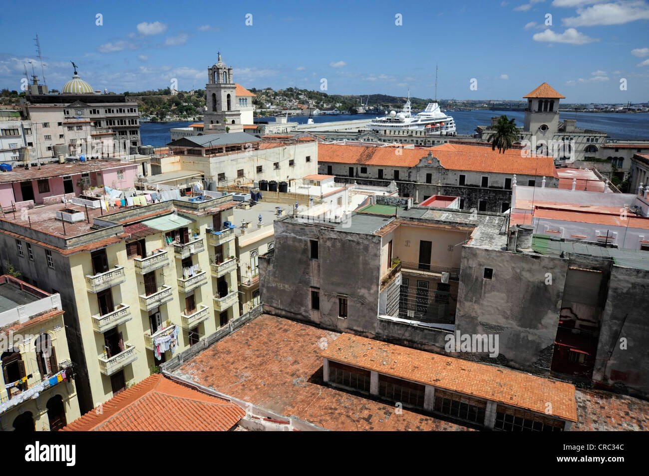 Puerto, vistas de los tejados, el barrio histórico de la Ciudad de La Habana, Habana Vieja, La Habana Vieja, Cuba, Antillas Mayores, el Caribe Foto de stock