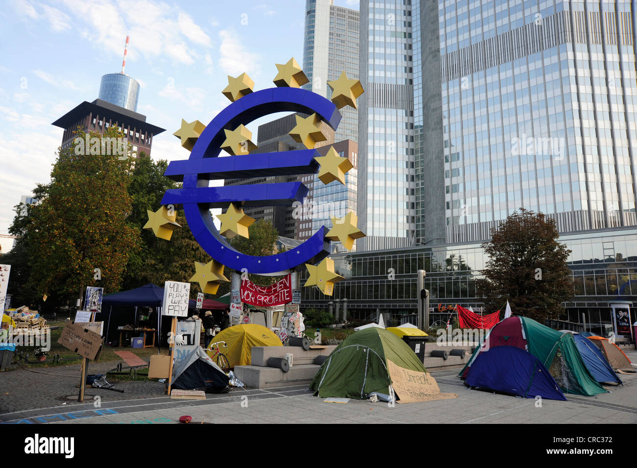 Campamento de protesta del movimiento ocupan Frankfurt, manifestación contra el sistema financiero delante del símbolo del euro Foto de stock