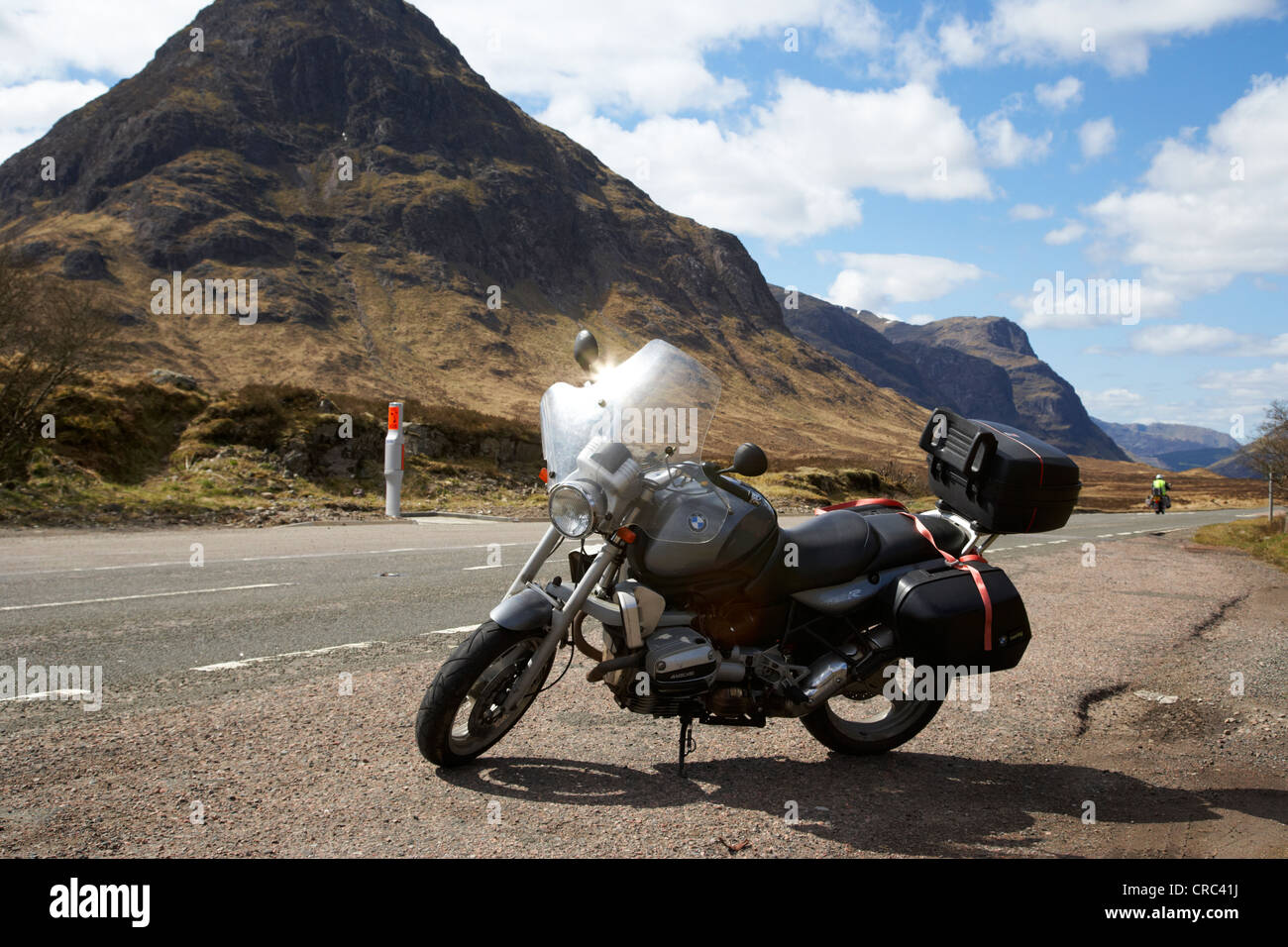 Touring moto BMW estacionado en la carretera a82 en la parte delantera de la bicicleta pasando buachaille etive beag en glencoe Highlands de Escocia uk Foto de stock