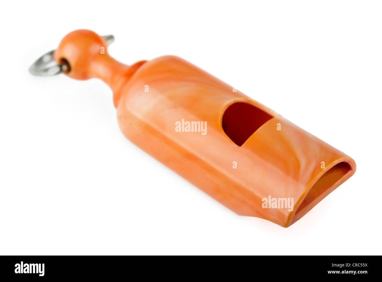 Silbato de plástico naranja aislado en blanco Foto de stock