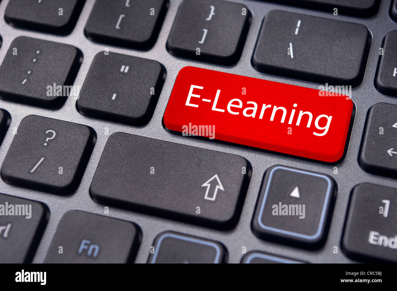 Conceptos de e-learning para el aprendizaje basado en el ordenador, con un mensaje sobre la tecla Enter del teclado. Foto de stock