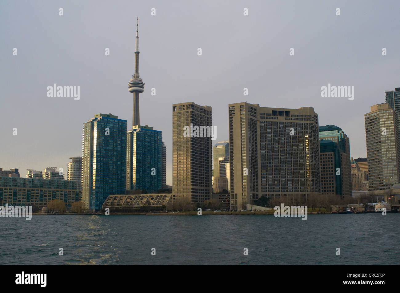Horizonte de la ciudad de Toronto sobre el agua Foto de stock