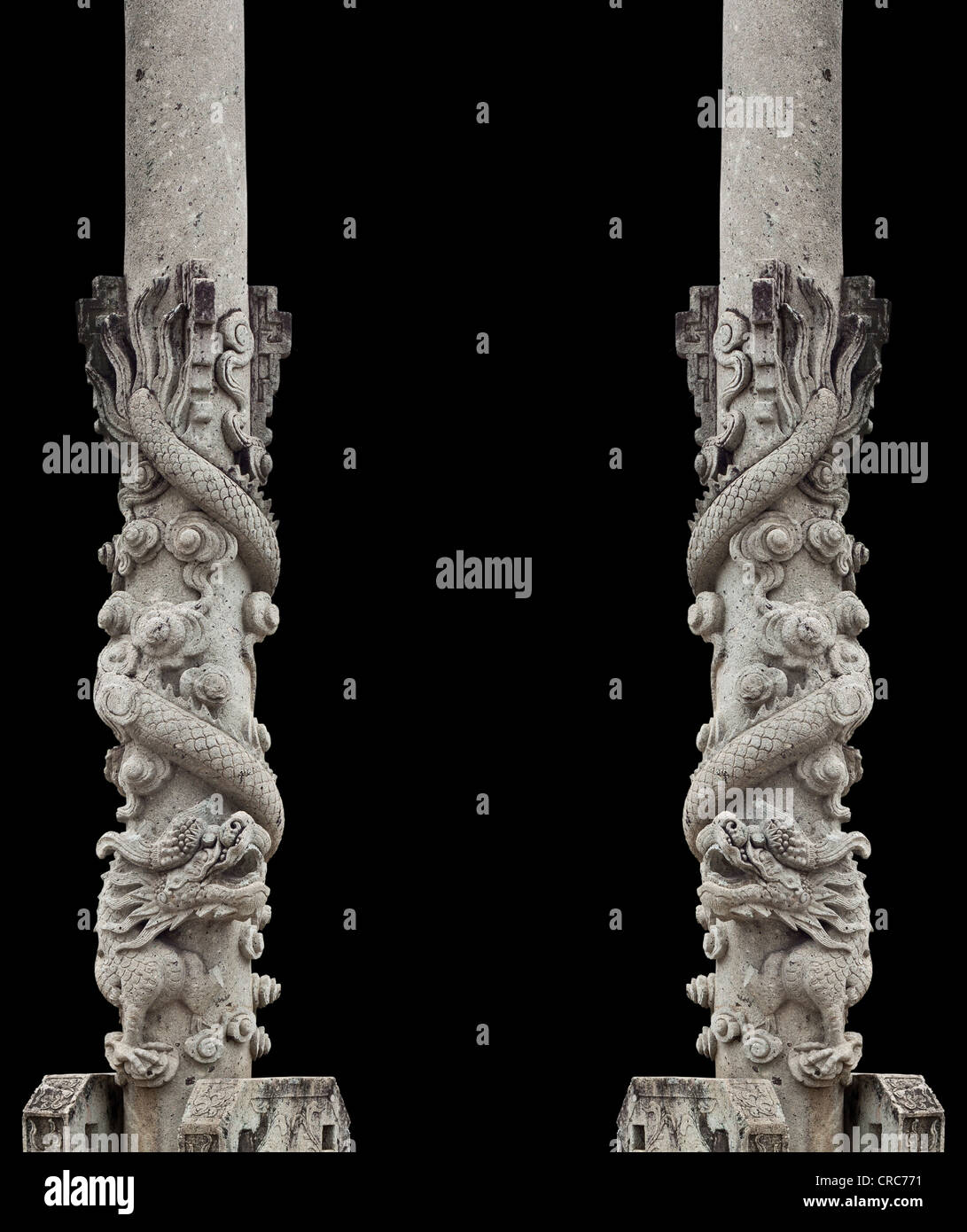 Polo dragón de piedra, la arquitectura china incorporada en los templos en Tailandia. Foto de stock