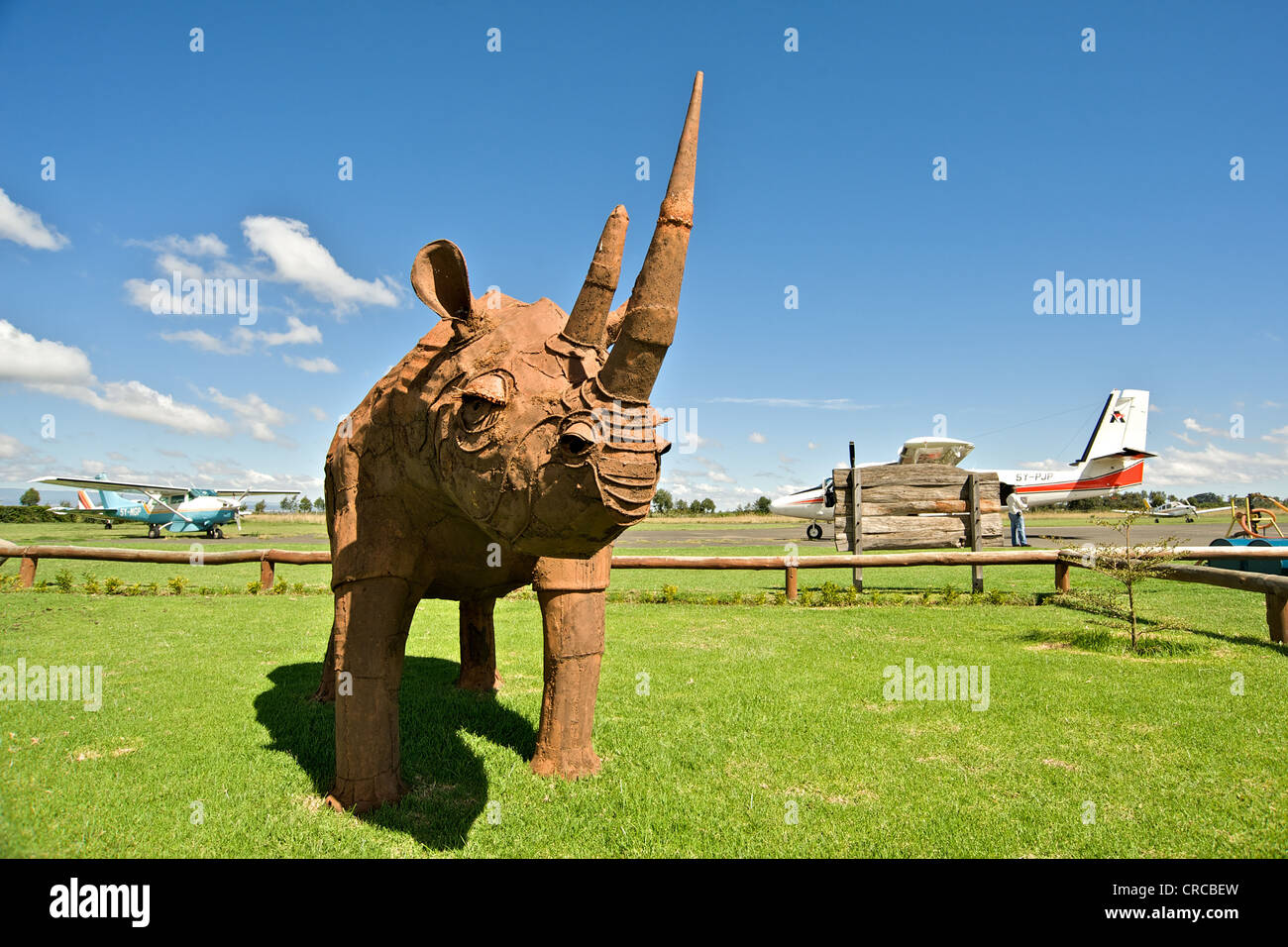 Estatua del rinoceronte en Laikipia aeródromo. Kenia, África Oriental. Foto de stock