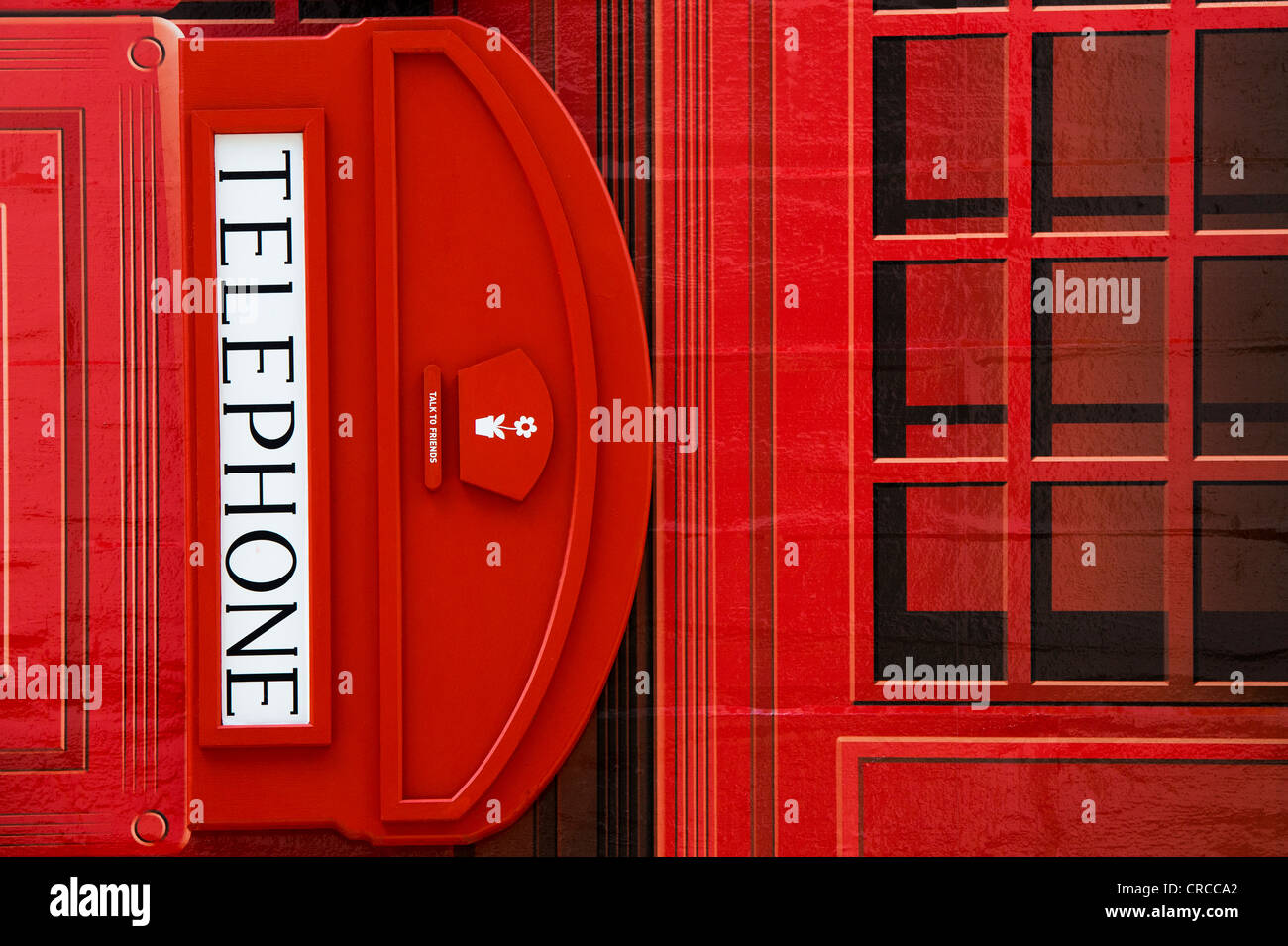 Cuadro teléfono rojo fachada tienda Puma. Carnaby Street, Londres,  Inglaterra Fotografía de stock - Alamy
