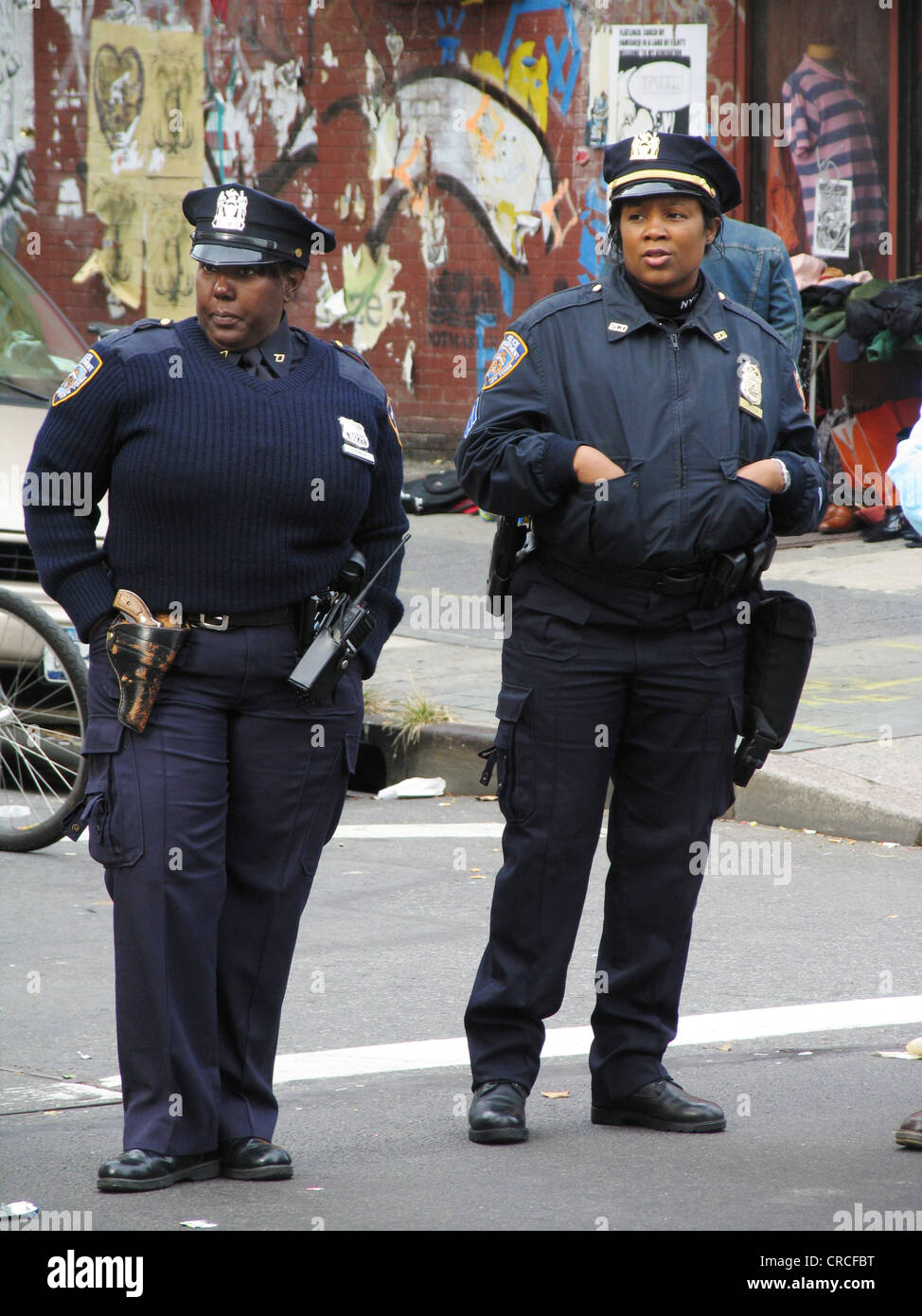 Dos agentes de policía con uniformes azules, ESTADOS UNIDOS, Brooklyn,  Nueva York Fotografía de stock - Alamy