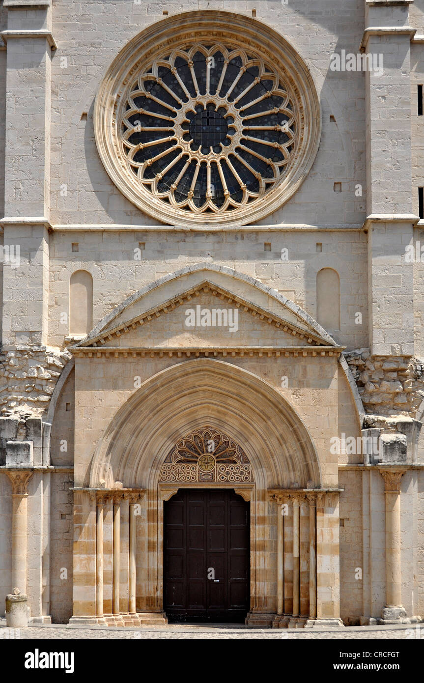 Portal arqueado y el rosetón de la basílica gótica del monasterio cisterciense de Fossanova, cerca de la Abadía de Priverno, Lacio, Italia Foto de stock