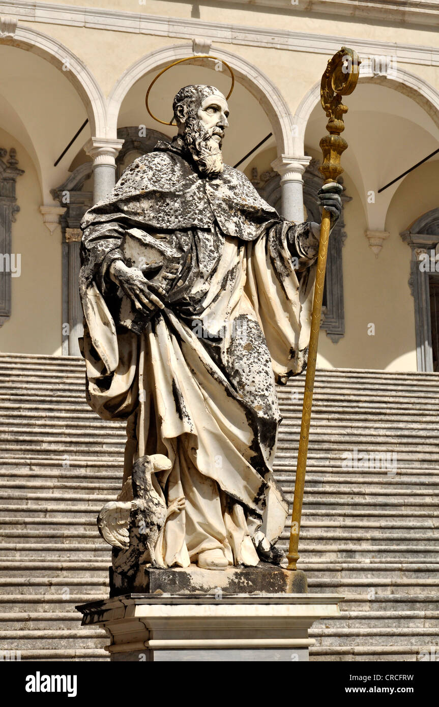 Estatua de mármol de San Benito por P. Campi de Carrara, Claustro de Bramante, abadía benedictina de Montecassino, Monte Cassino Foto de stock