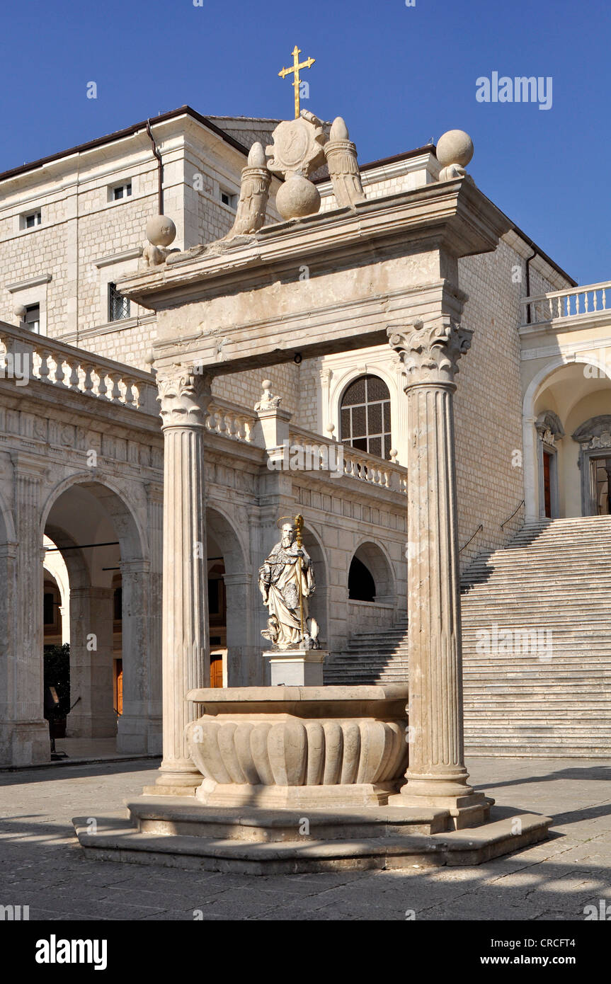 Cisterna y la estatua de San Benito en el Claustro de Bramante, abadía benedictina de Montecassino, Monte Cassino, Cassino, Lazio Foto de stock