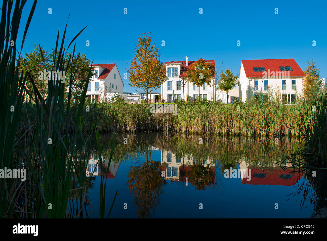 Casa pareada en un lago, Markt Schwaben, Baviera, Alemania, Europa Foto de stock