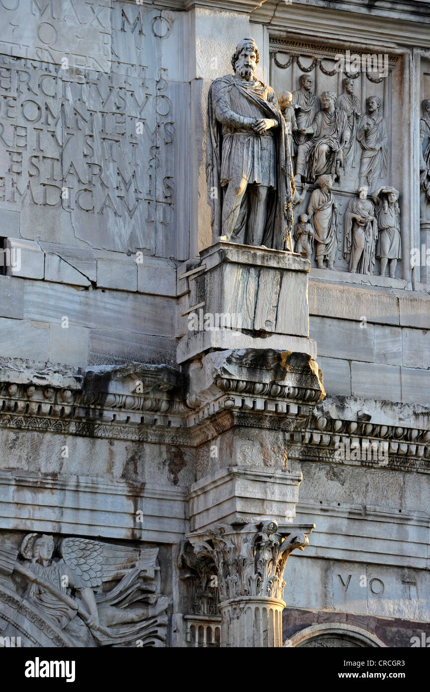 Estatua de un preso de Dacia con buhardilla alivio en el Arco de Constantino, la Piazza del Colosseo, Roma, Lazio, Italia, Europa Foto de stock
