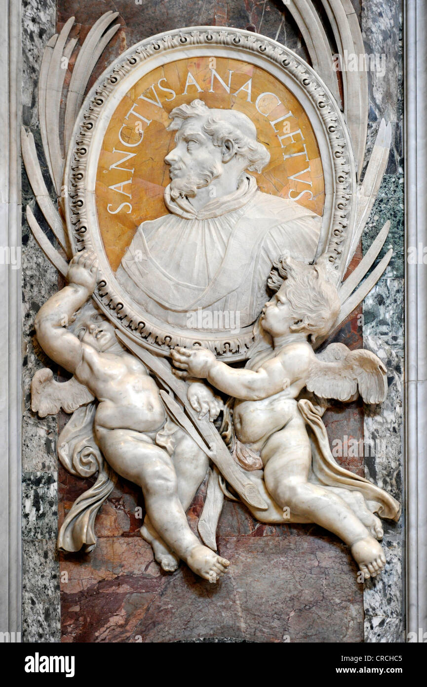 Emblema conmemorativo al Papa san Anacletus con mármol putti, la Basílica de San Pedro, Ciudad del Vaticano, Roma, región de Lazio, Italia Foto de stock