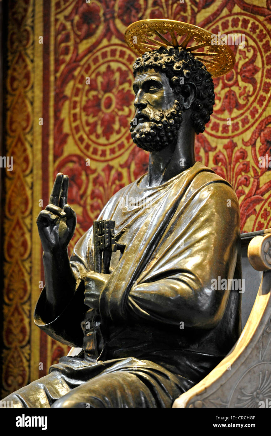 Estatua de bronce de San Pedro, atribuida a Arnolfo di Cambio, en la Basílica de San Pedro, Ciudad del Vaticano, Roma, región de Lazio, Italia Foto de stock