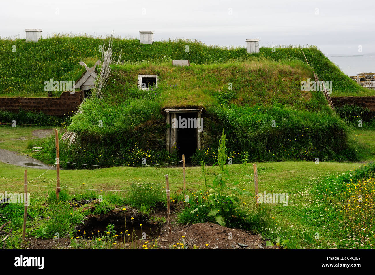Primer asentamiento vikingo en el continente americano, alrededor de 1000 años, L'Anse aux Meadows, Terranova, Canadá, Norteamérica Foto de stock