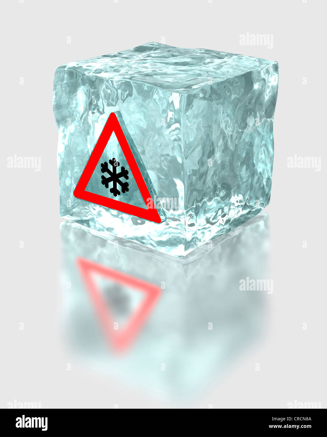 Bloque de hielo con un signo de advertencia al tráfico por la nieve y el  hielo en las carreteras, imagen simbólica para el uso obligatorio de  neumáticos de invierno Fotografía de stock -