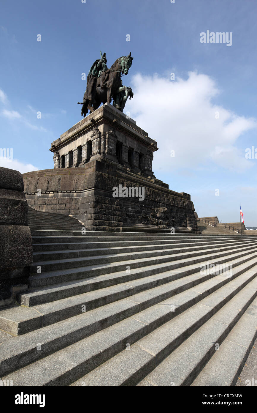 La Deutsches Eck, cabeceros con la estatua ecuestre del emperador Wilhelm, Koblenz, Renania-Palatinado, Alemania, Europa Foto de stock