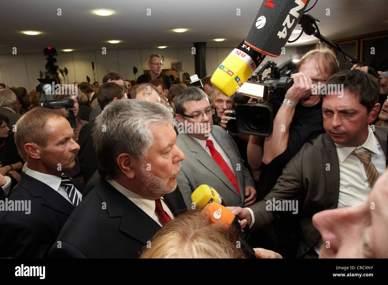 La premier de Renania-Palatinado Kurt Beck de la SPD, dando entrevistas en el SPD el Estado Parte después de la elección Foto de stock