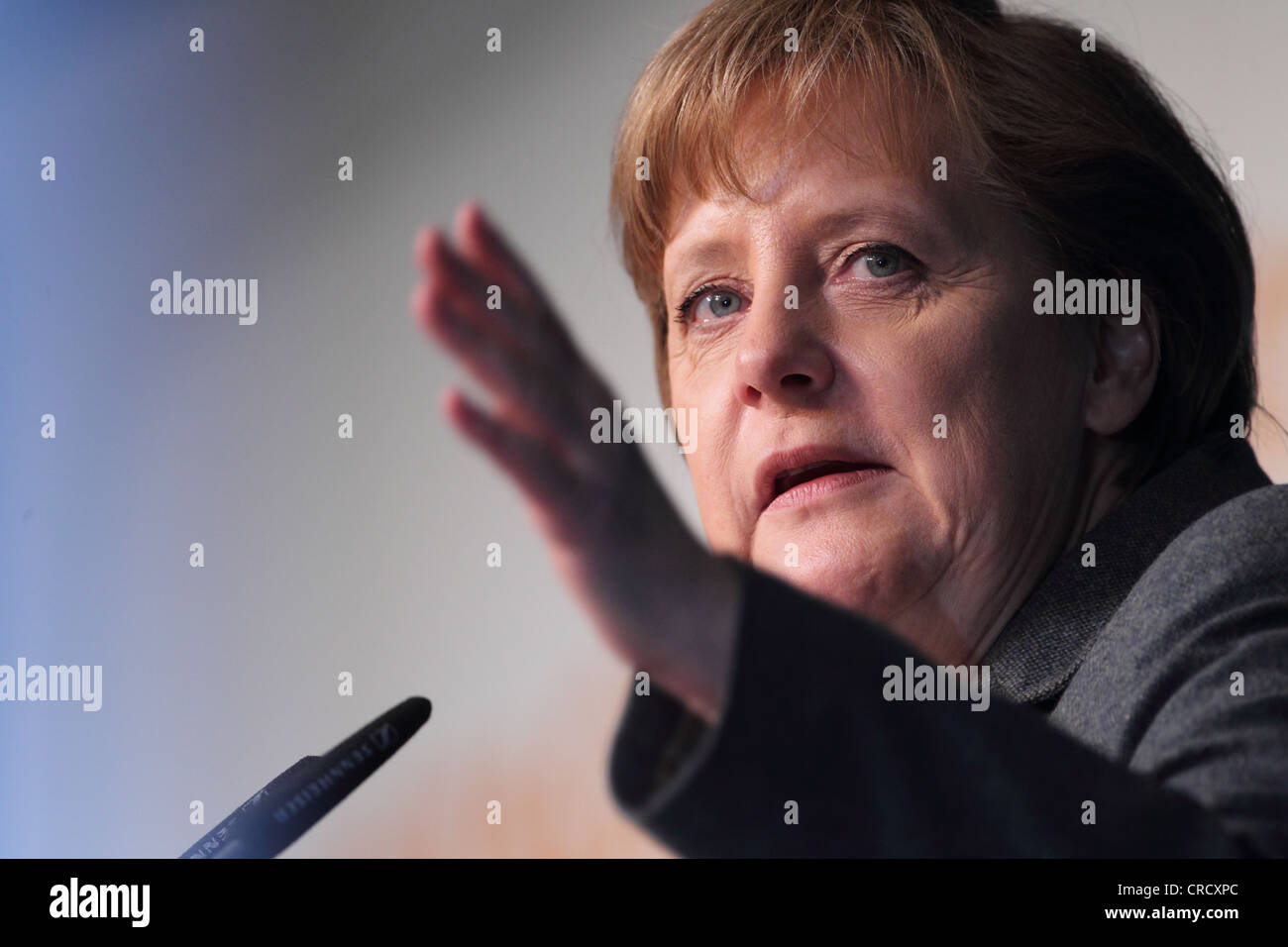 La canciller federal Angela Merkel, del partido Unión Demócrata Cristiana, hablando en una campaña electoral en Andernach Foto de stock
