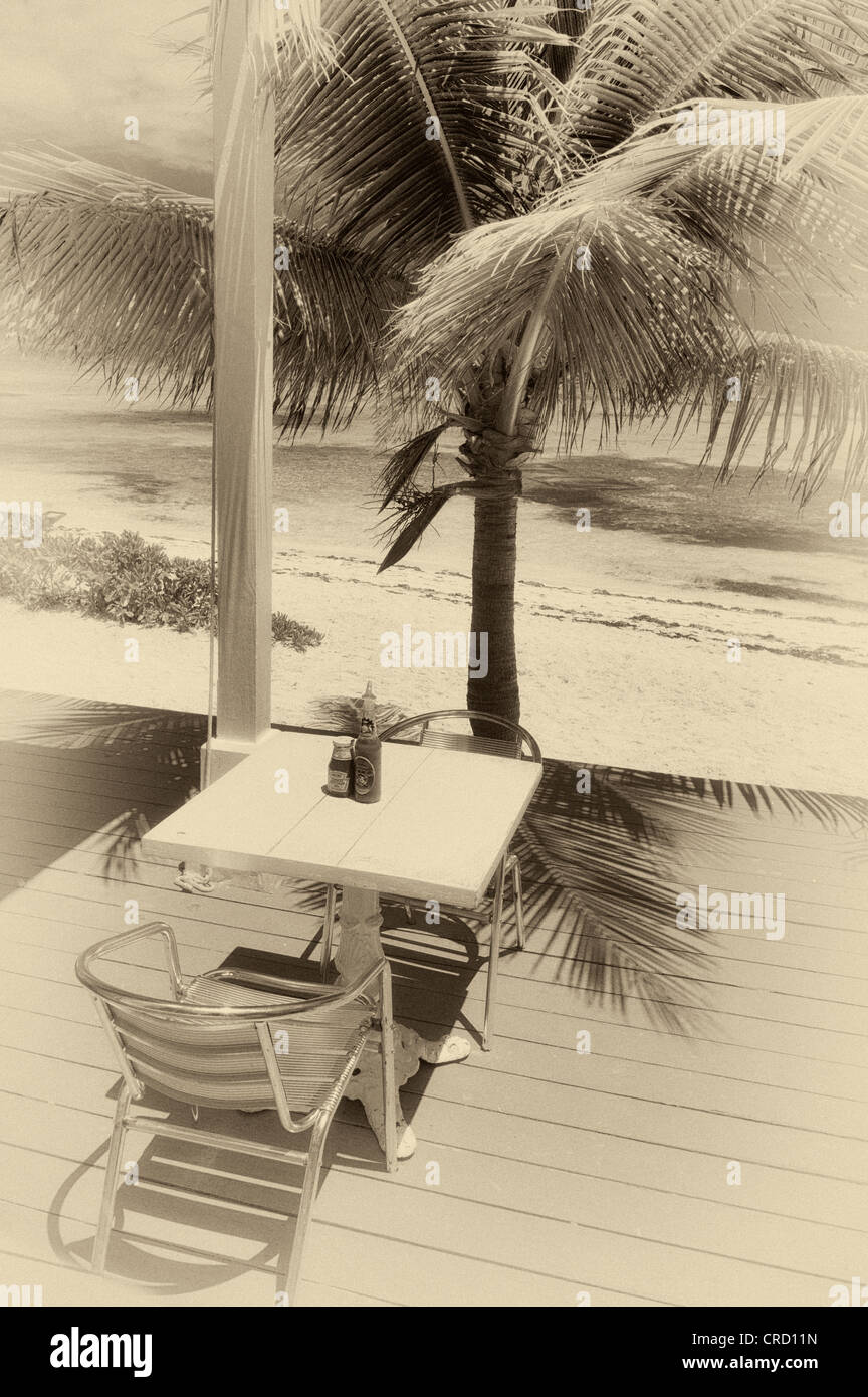 Mesa en el Conch Shack. Providenciales. Las Islas Turcas y Caicos. Foto de stock