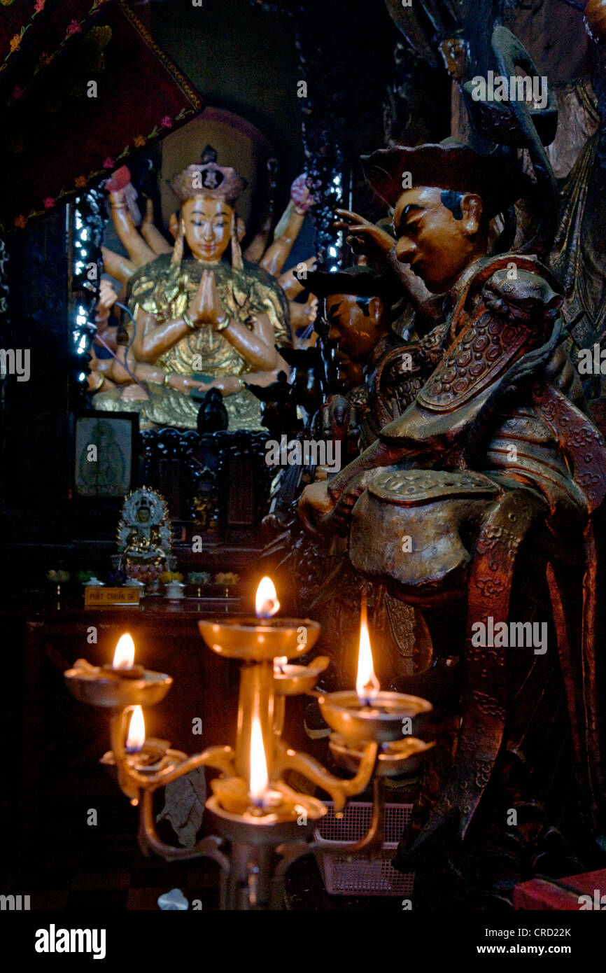 Estatua del 18 PHAT armada MAU CHUAN DE dentro de la Pagoda del Emperador de Jade, Vietnam, Saigón Foto de stock