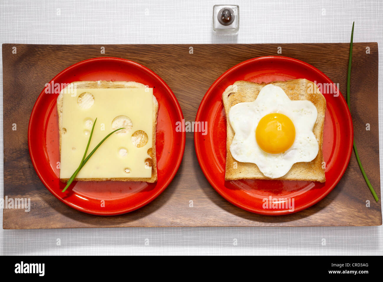 Tostadas con queso y huevo frito Foto de stock