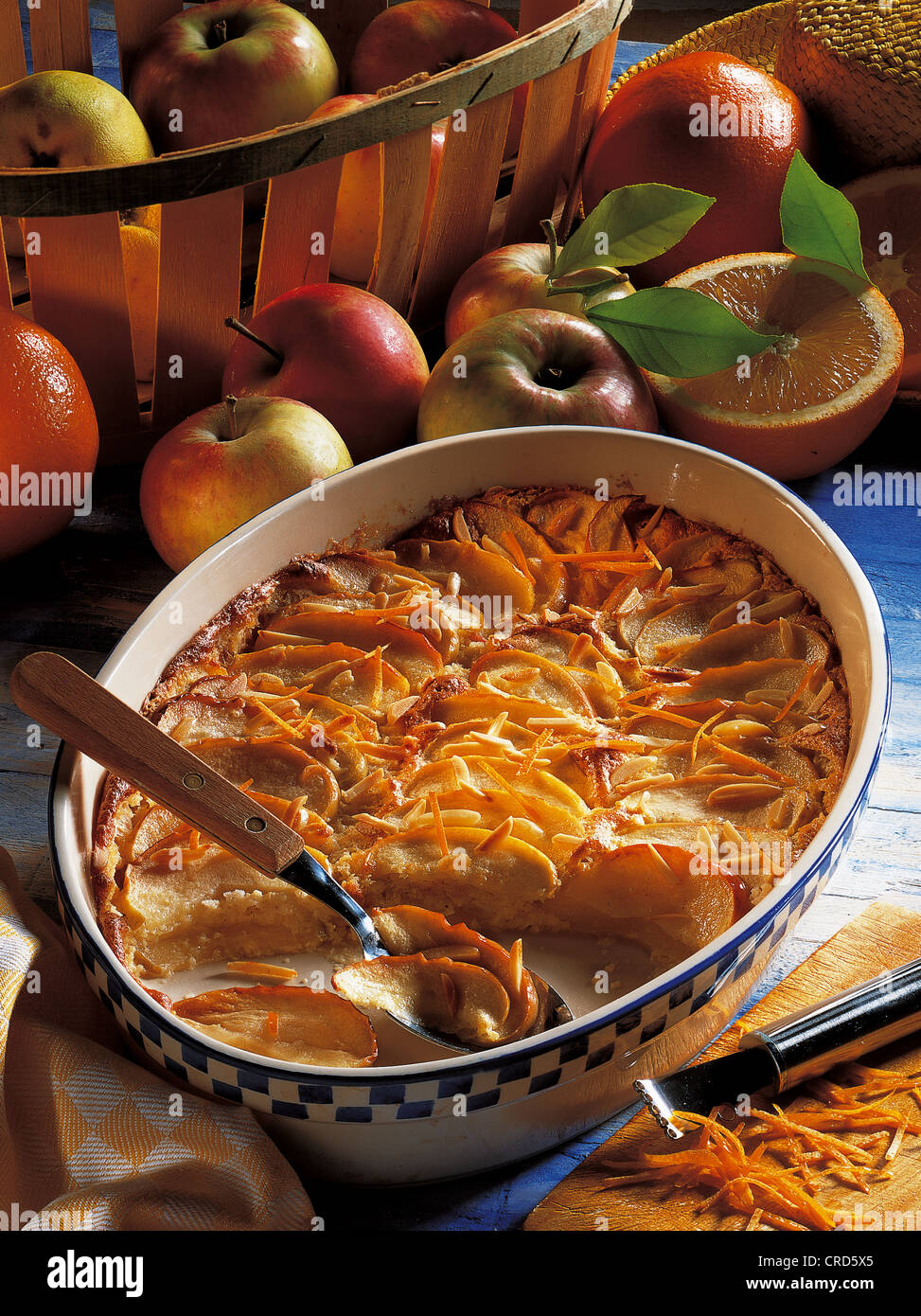 Podín de sémola de manzana húngara al horno con almendras y naranjas,  Hungría Fotografía de stock - Alamy