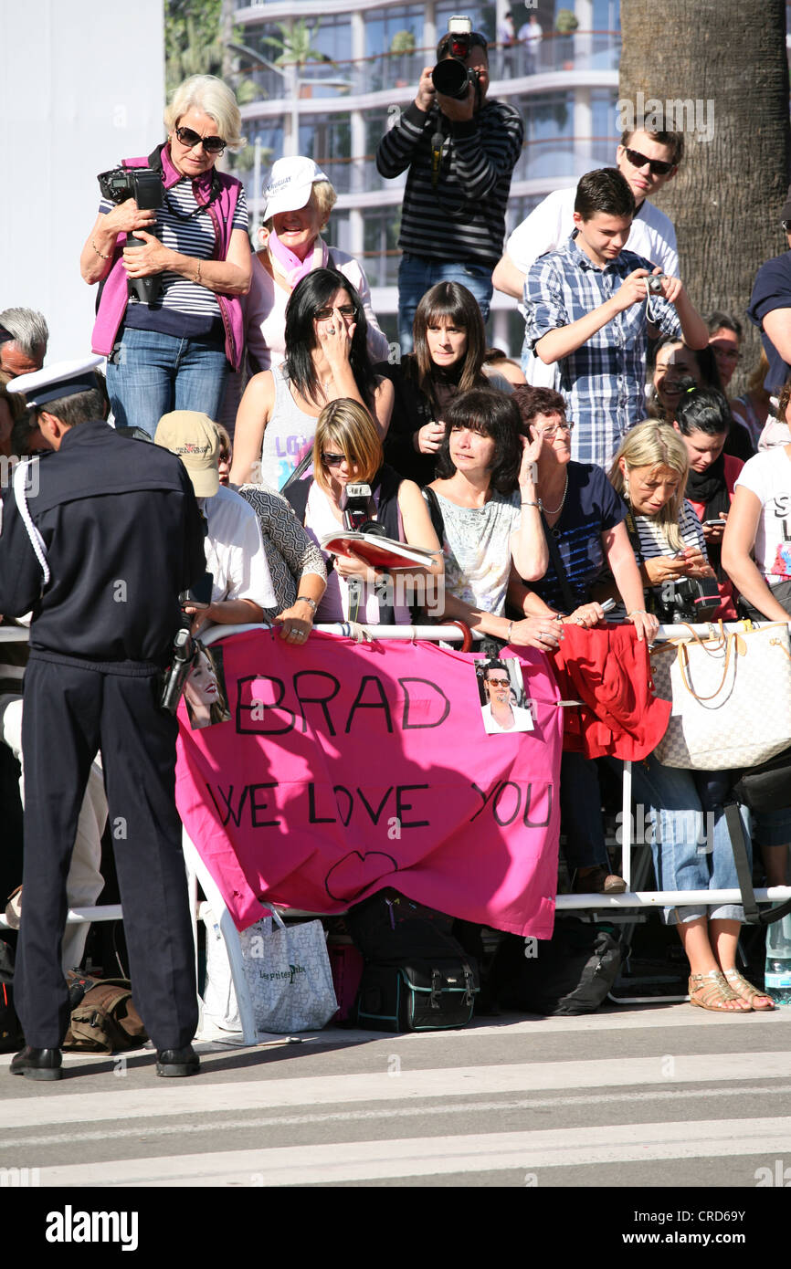 Brad Pitt fans esperan fuera de la Matándolos suavemente gala de proyección en la 65ª edición del Festival de Cannes en Francia. El 22 de mayo de 2012 Foto de stock