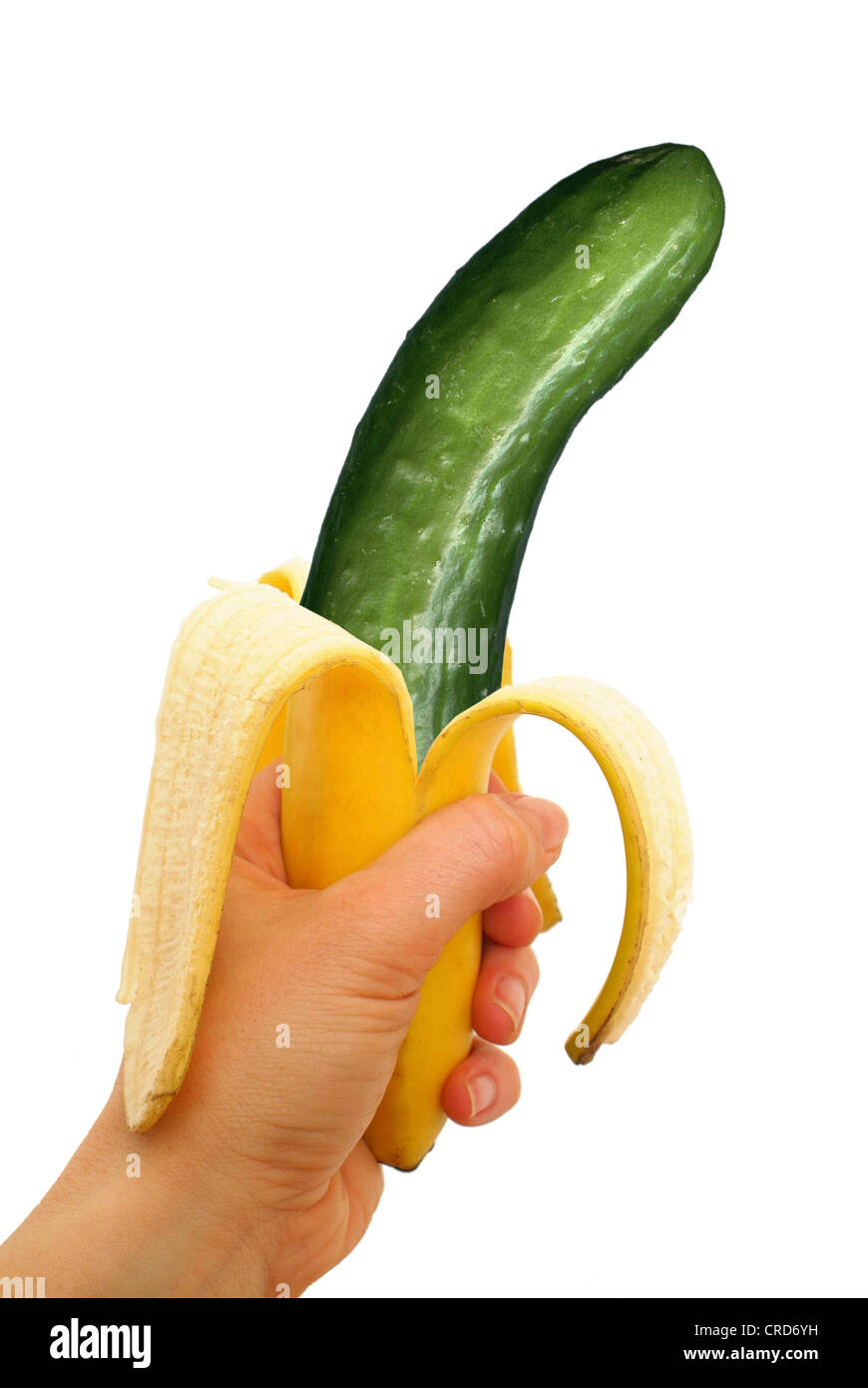 Simbólica para los alimentos modificados genéticamente, pepino en la cáscara de plátano Foto de stock