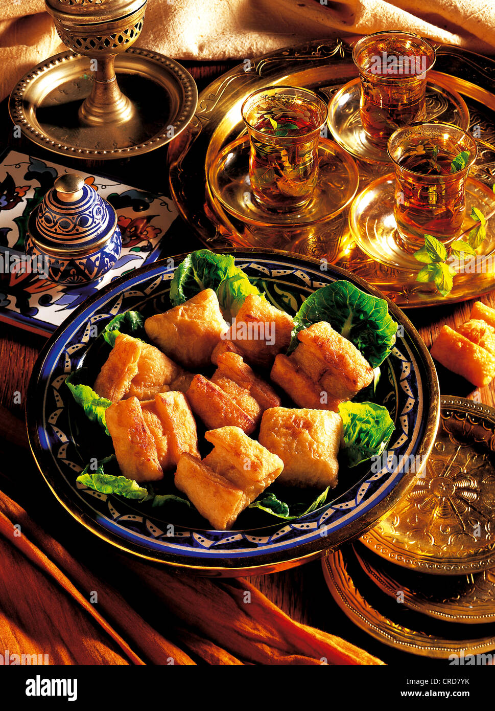 Paquetes de hojaldre al estilo de África del Norte, rellenos de queso de cabra aromático, Marruecos. Foto de stock
