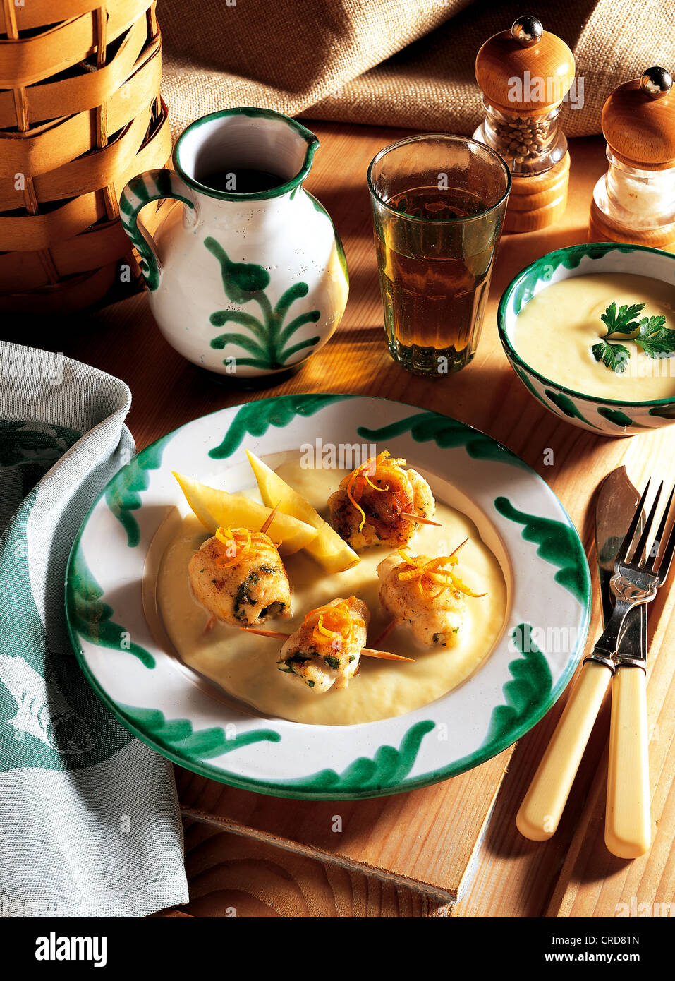 Rollos de pescado andaluz con sherry, filetes de lenguado con el perejil y la cáscara de naranja, empapado en aceite de oliva, España Foto de stock